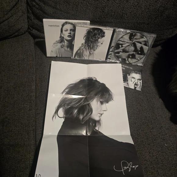 Taylor Swift | Reputation CD W/ Poster 9 & 10 Rep Tour Ticket Verified Fan Card - Picture 2 of 5